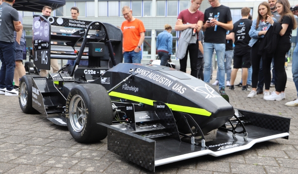 Formula Student Elektro-Rennwagen Mia von schräg vorne, im Hintergrund Betrachter