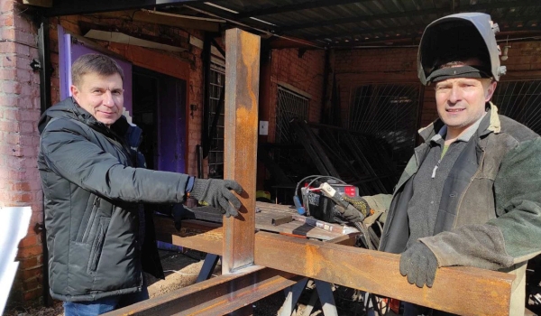Zwei Mitarbeiter beim Wiederaufbau der Universität in Tschernihiw