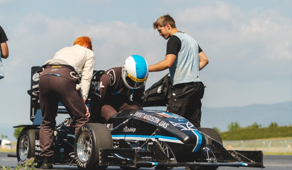 Team BRS Motorsport: Fahrer Ingenieure und Rennwagen