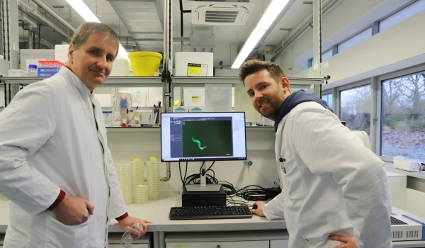 Zwei Forscher in weißen Kitteln im Labor