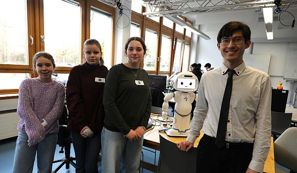 Portr&auml;t Anna Nick mit doppelpunkt: