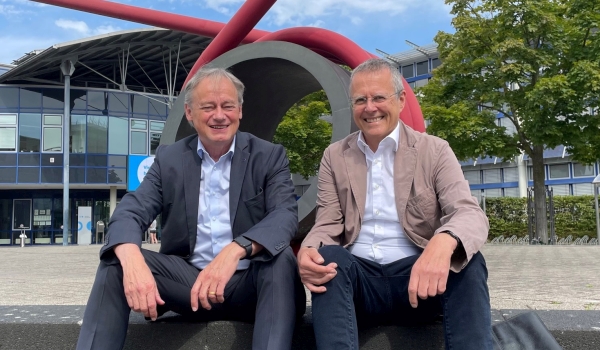 Präsident Hartmut Ihne und Professor Martin Leischner lässig auf dem Vorplatz in Sankt Augustin