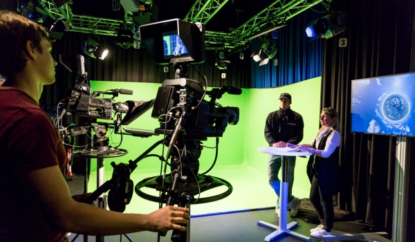 Studierender an Kamera in Fernsehstudio