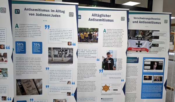 Aufsteller der Antisemitismus-Ausstellung in der Bibliothek