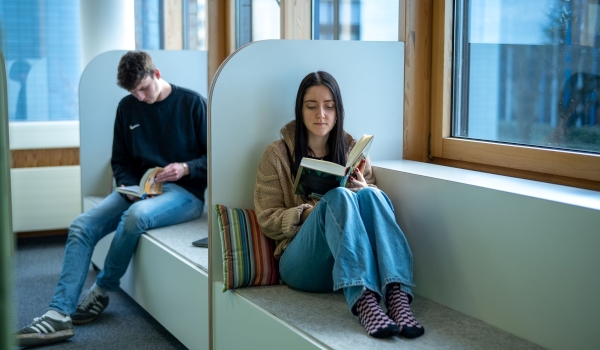 Studierende hängen in der gemütlichen Bibliothek ab