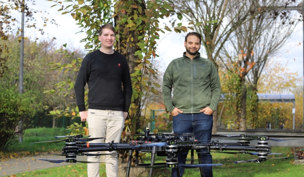 Zwei wissenschaftliche Mitarbeiter mit Drohne