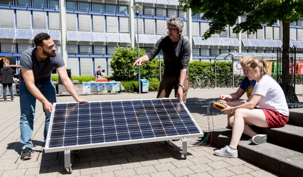 Studierende und Wissenschaftler mit Solarzellen