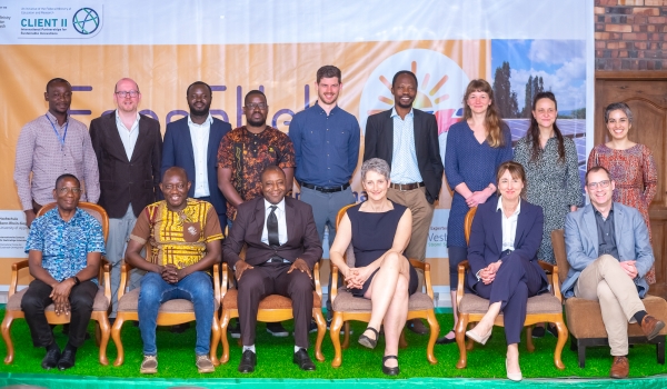 Gruppenbild Wissenschaftlerinnen und Wissenschaftler, stehend und sitzend, in Ghana