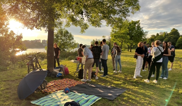 Gruppe Studierender am Rheinufer in der Abendsonne