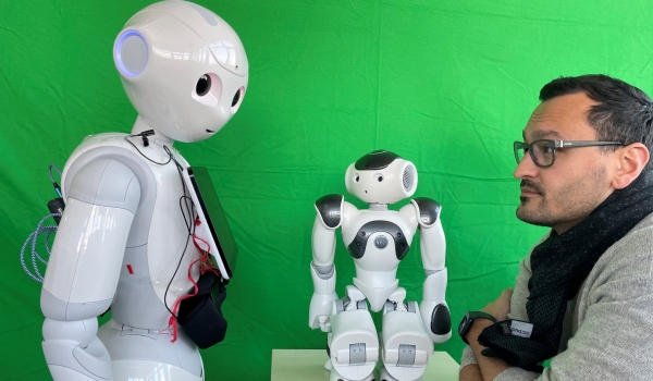 Roboter und wissenschaftler Mitarbeiter vor Greenscreen