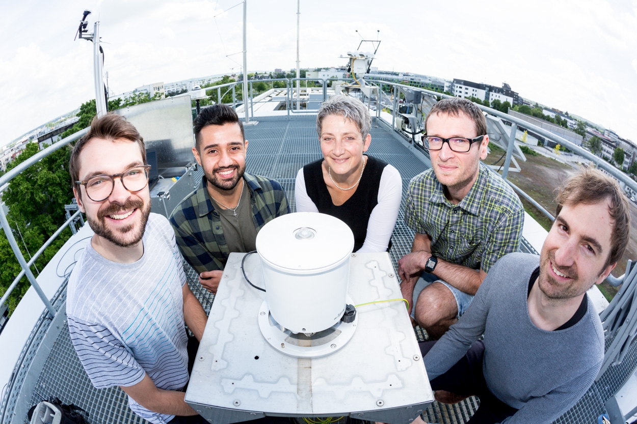 Meteorologisches Labor mit Wissenschaftlern auf dem Dach am Campus Sankt Augustin