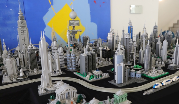 Stadt der Zukunft aus Legosteinen bei der Ausstellung "Absolut Steinchen"