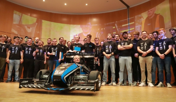 Das Team Motorsport auf dem Podium mit Bolilde im Audimax