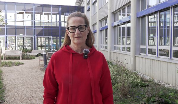 Portr&auml;t Anna Nick mit doppelpunkt: