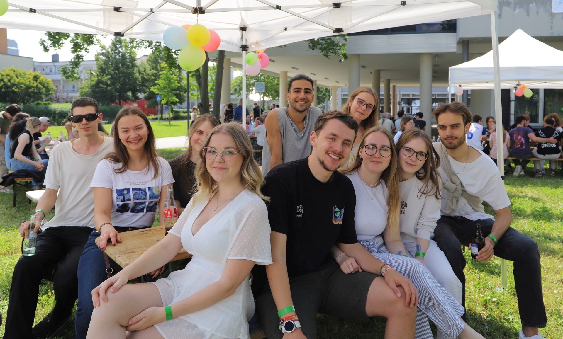 Gruppe gut gelaunter Studierender auf Sommerfest