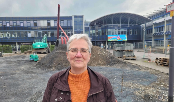 Porträt Ute Schmitz vor Baustelle