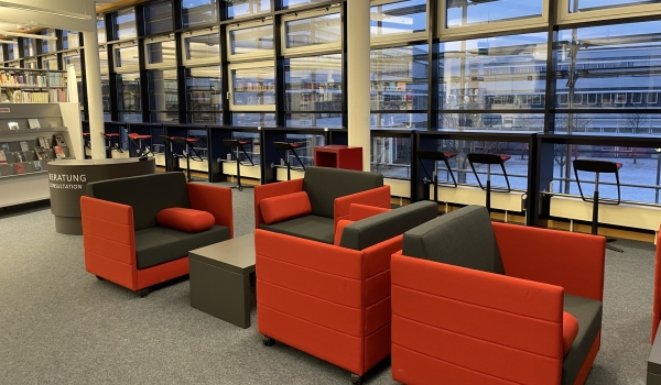 Moderne Sitzmöbel in wiedereröffneter Bibliothek