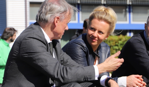 Präsident Hartmut Ihne und NRW-Wissenschaftsministerin Ina Brandes im Gespräch