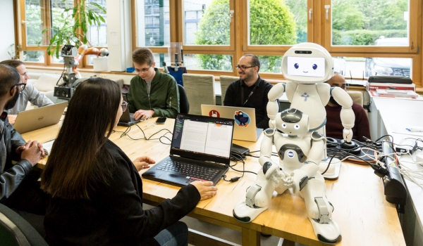 Arbeitsgruppe Studierende und Beschäftigte mit Roboter