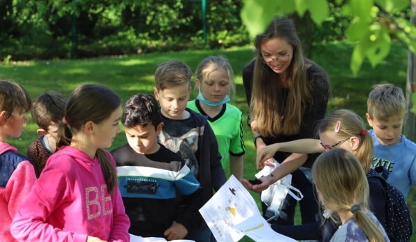 Wissenschaftliche Mitatbeitern mit KIndern bei der Kinderuni im Campusgarten
