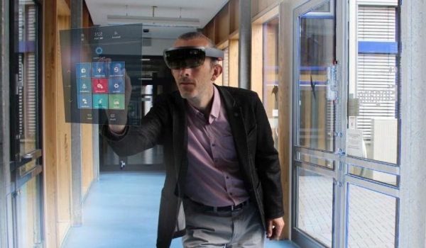 Kruijff mit VR-Brille und Projektion im Raum