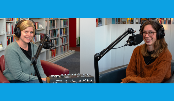 Katrin und Lena mit Podcastequipment in der Bibliothek