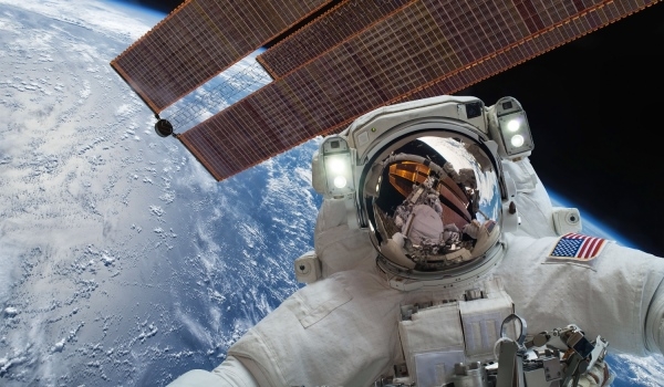 Astronaut im Orbit, Blick auf die Erde