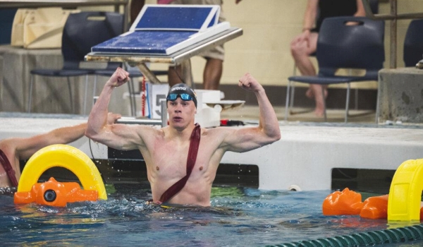 Rettungsschwimmer Tim Brang nach dem Rennen in Jubelpose im Schwimmbecken