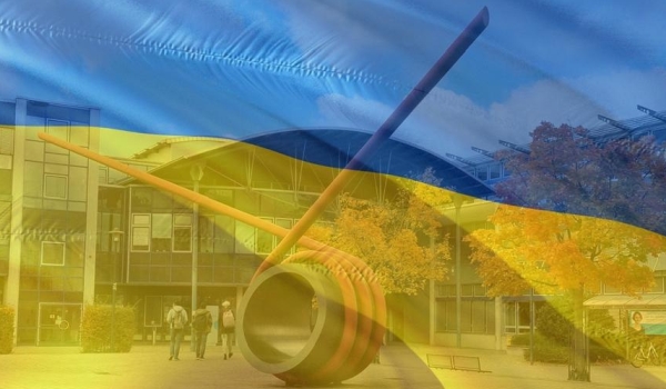 Collage: durchsichtige ukrainische Flagge über Bild vom Campus