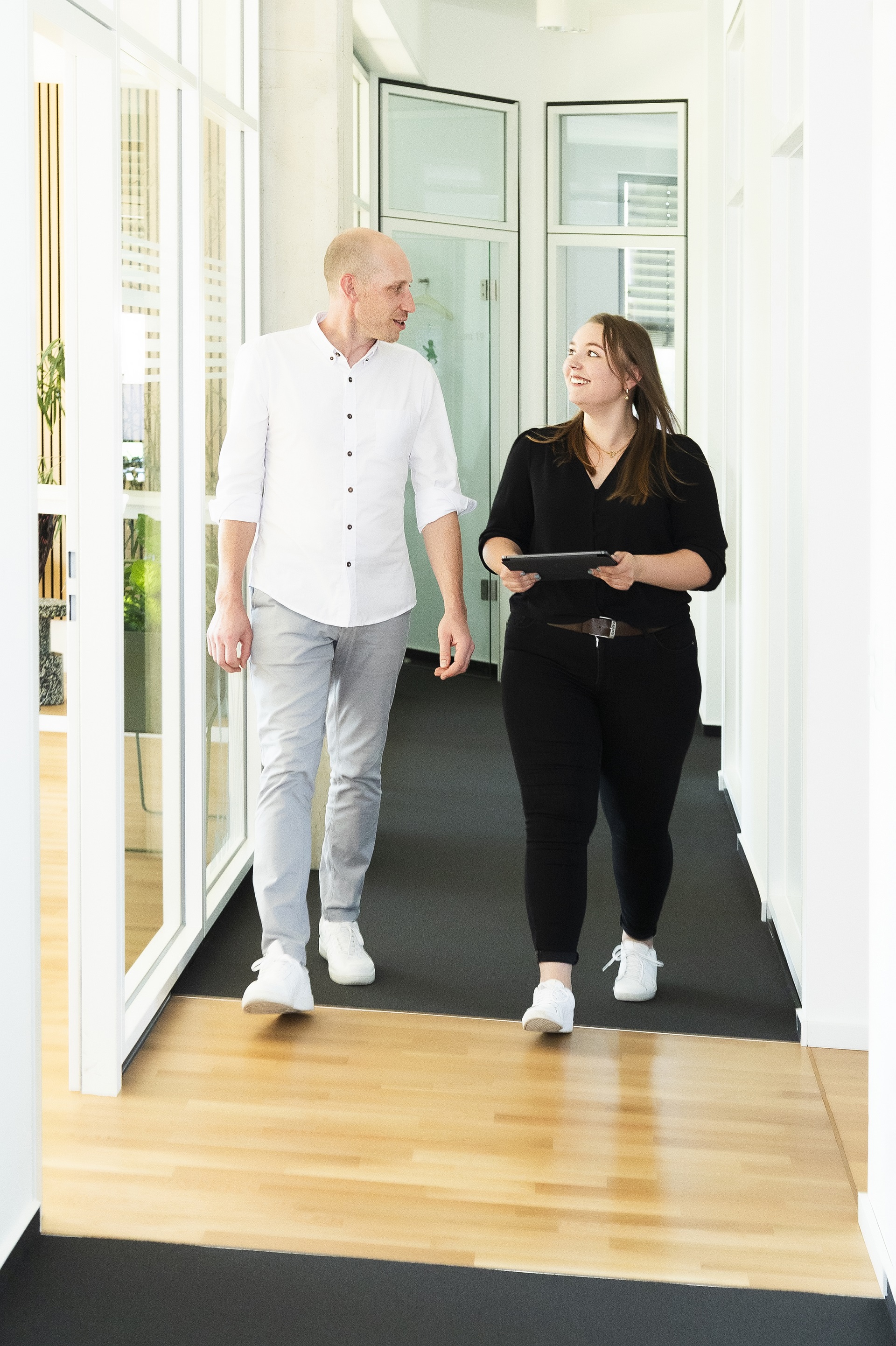 Image CargoSoft Staff walking on the floor