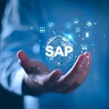 Über einer Hand schwebt der SAP-Schriftzug.