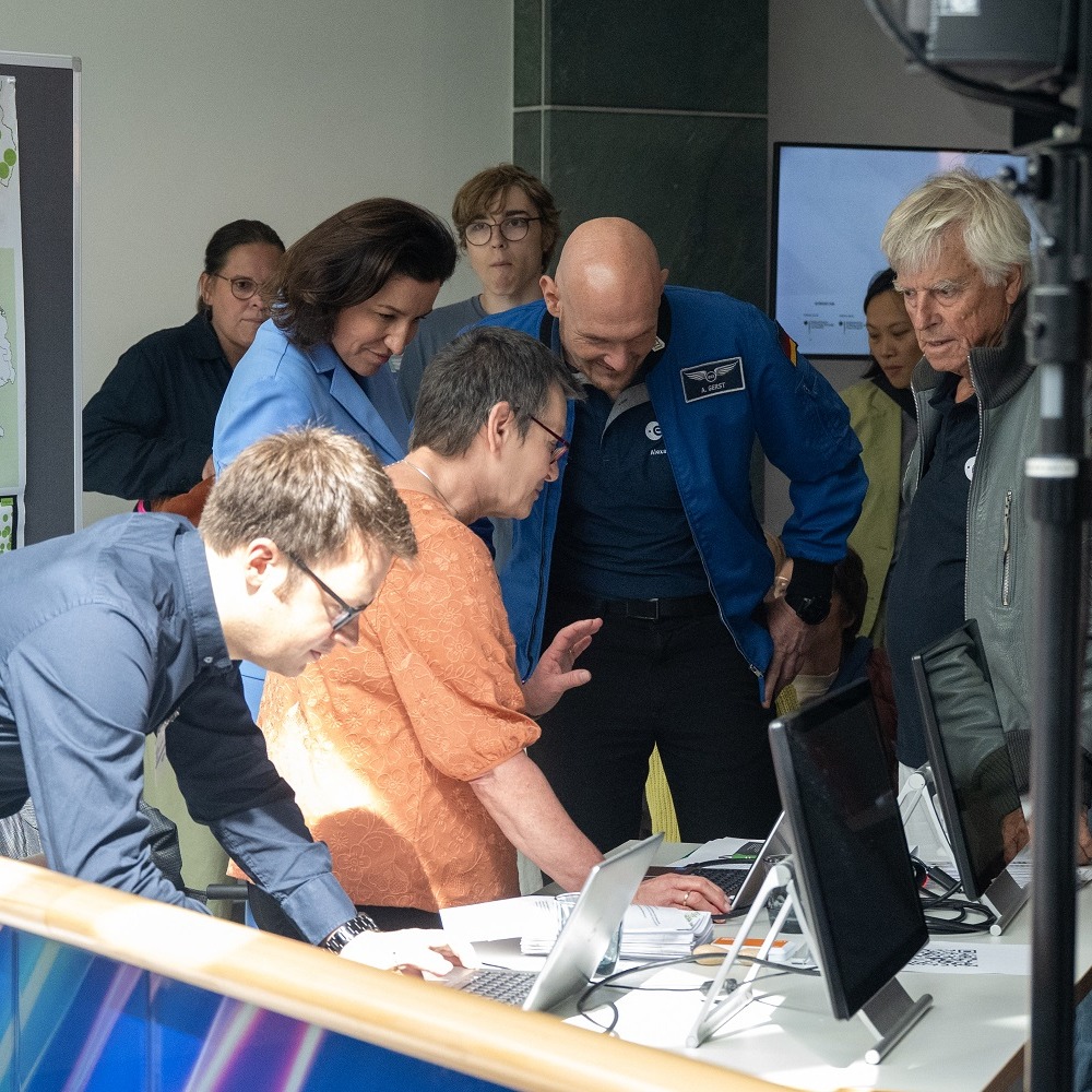 Bundesministerin Dorothee Bär und die Astronauten Alexander Gerst und Ulf Merbold am Stand des Digitalen Familiennamenwörterbuchs beim Tag de offenen Tür des BMFTRs